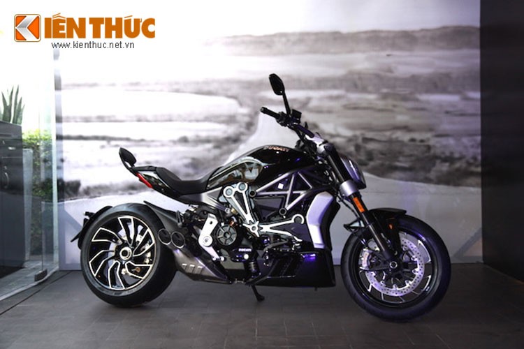 Ducati Việt Nam vừa chính thức ra mắt chiếc power cruise đầu tiên mà hãng xe đình đám nước Ý từng sản xuất. Đây là phiên bản cao cấp nhất mang tên XDiavel S cũng là chiếc đầu tiên có mặt tại thị trường Việt, nó đại diện cho đỉnh cao của sức mạnh và thiết kế công nghiệp từ Ducati.